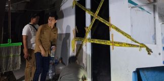 Polisi memasang police line di salah satu ruangan yang diduga sebagai bunker narkoba di kampus Universitas Negeri Makassar=