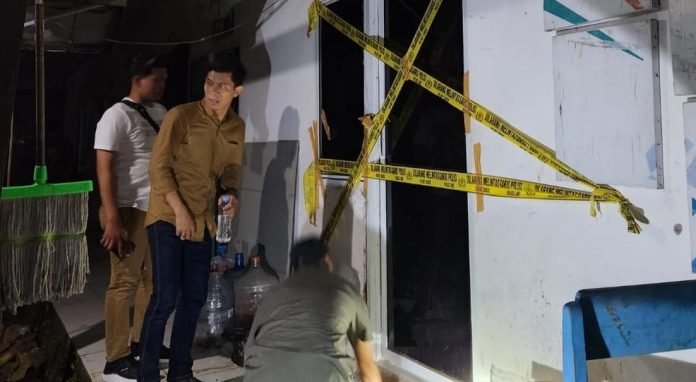 Polisi memasang police line di salah satu ruangan yang diduga sebagai bunker narkoba di kampus Universitas Negeri Makassar=