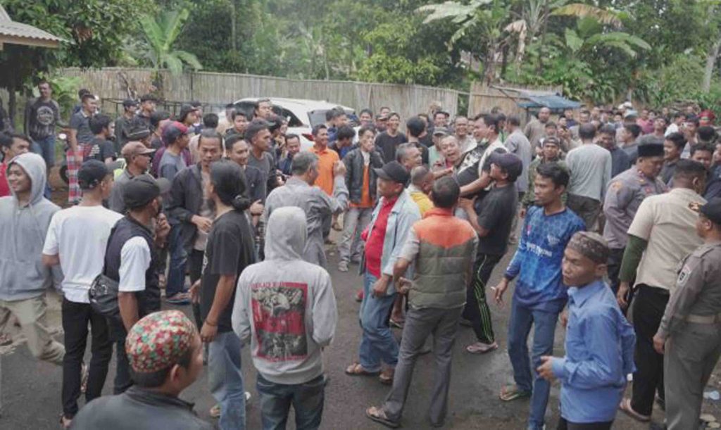 Puluhan Warga Pangkalan Purwakarta Geruduk Kantor Desa, Ini Tuntutannya