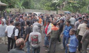 Puluhan Warga Pangkalan Purwakarta Geruduk Kantor Desa, Ini Tuntutannya