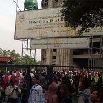 Ratusan massa menggelar unjuk rasa di depan Ponpes Alzaytun Indramayu