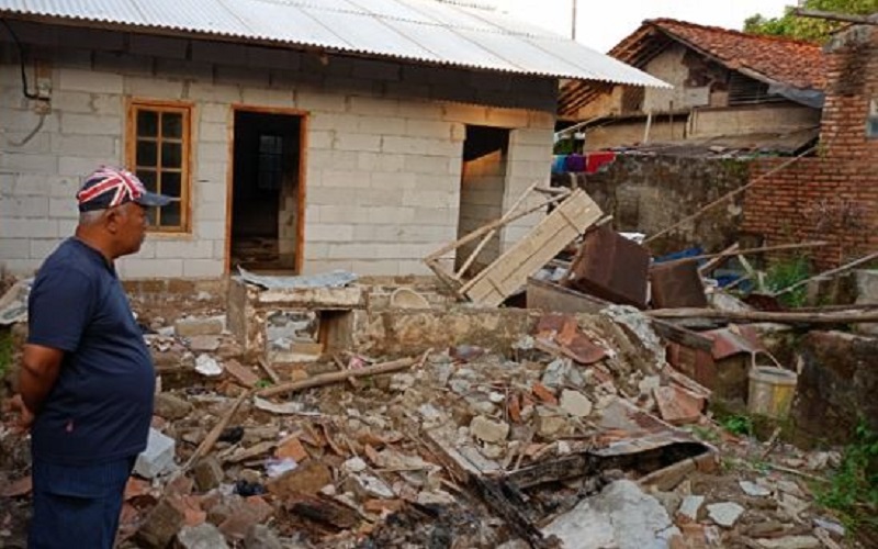 Rumah Ambruk
