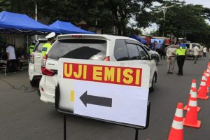 Sejumlah kendaraan di Jakarta melakukan uji emisi