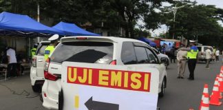 Sejumlah kendaraan di Jakarta melakukan uji emisi