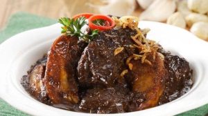 Semur daging sapi menjadi salah satu masakan khas saat Idul Adha