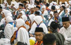 Ratusan Jemaah Asal Purwakarta Diberangkatkan Menuju Asrama Haji Bekasi