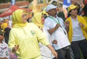 Hadir di Peringatan HUT Desa Neglasari ke-40, Bupati Anne Ratna Mustika Ikut Senam Bareng Warga