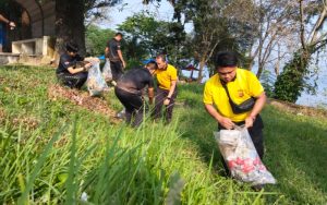 Ratusan Polisi dan Masyarakat Bersihkan Sampah di Waduk Jatiluhur Purwakarta