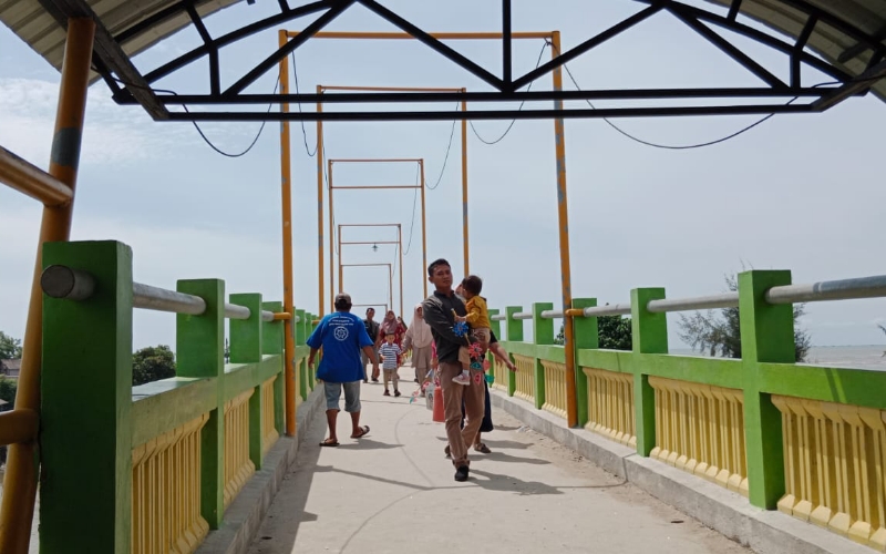 Pesona Pantai Sialang Buah Serdang Bedagai dengan Jembatan Menjadi Ikonik Destinasi Wisata