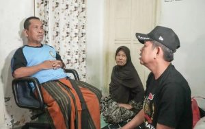 Dedi Mulyadi Datangi Guru Korban Penyiraman Air Keras di Karawang, Ceritanya Bikin Ngilu
