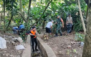 Ratusan Warga Bebersih Taman Hutan Kota Babakan Siliwangi