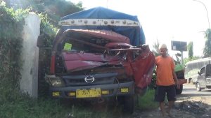 Gagal Nyalip, Seorang Penumpang Truk Tewas Dalam Kecelakaan Maut di Tol Cipularang