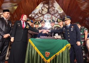 Hari Bhayangkara Ke-77, AKBP Edwar Zulkarnain Terima Kejutan Dari TNI