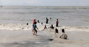 Wisatawan di Sepanjang Pantai Serdang Bedagai Diminta Waspada Gelombang Pasang Laut