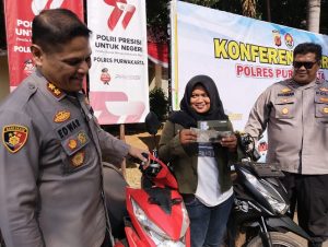 Warga Purwakarta Ini Gembira Saat Bertemu Polisi, Kenapa?