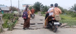 Emak-Emak di Serdang Bedagai Desak Gubernur Sumut Segera Perbaiki Jembatan Kayu Besar, Ini Alasannya