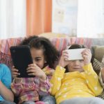 Ilustrasi anak ketergantungan pada gadget