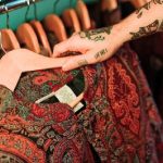 Ilustrasi memilih model baju batik wanita elegan