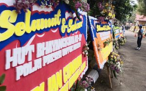 Ratusan Karangan Bunga di Mapolres Purwakarta Warnai Peringatan Hari Bhayangkara Ke-77