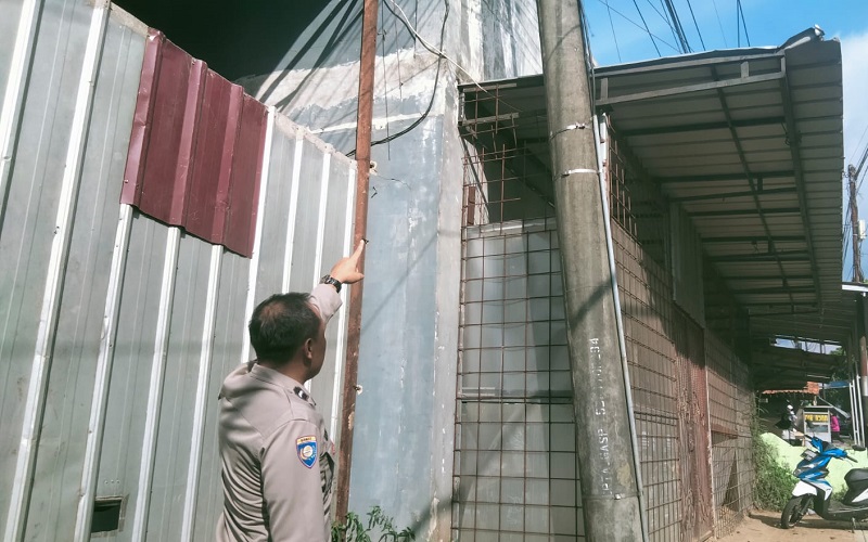 Duh! Hendak Ambil Layangan di Atap, Seorang Kekek di Purwakarta Tersetrum Listrik