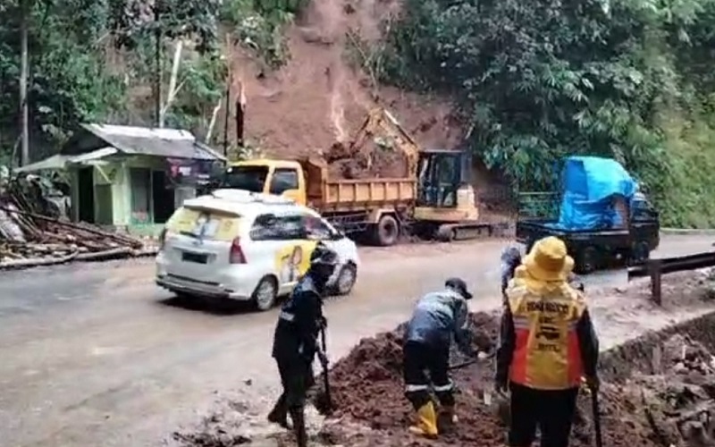 Diguyur Hujan Deras, Jalan Tasikmalaya-Garut Via Salawu Longsor
