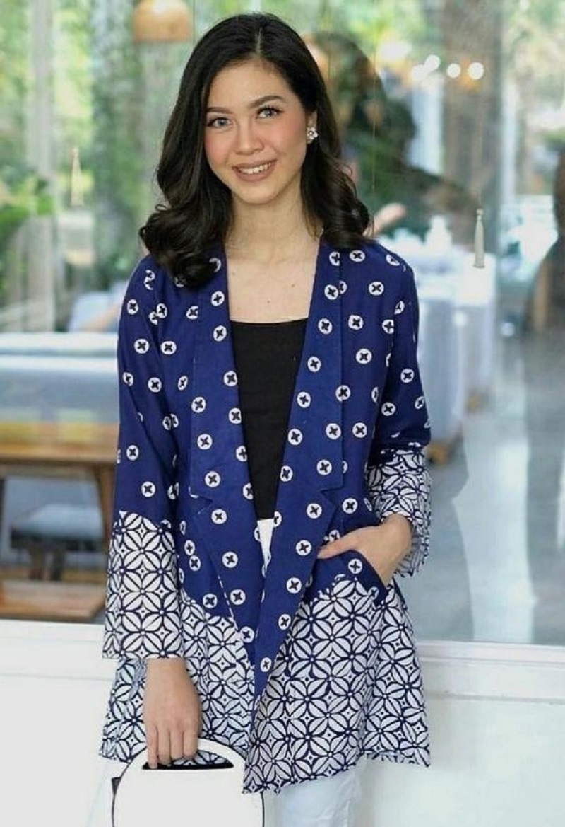 Model baju batik kerja elegan buat wanita - blazer