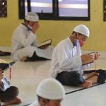 Para santri sebuah pesantren mengikuti kegiatan rutin membaca Alquran