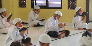 Para santri sebuah pesantren mengikuti kegiatan rutin membaca Alquran