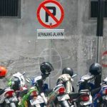 Pemkot Depok akan memberlakukan aturan denda bagi pelaku parkir sembarangan.