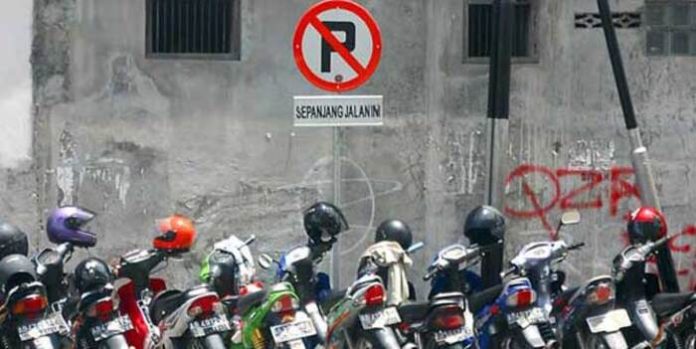 Pemkot Depok akan memberlakukan aturan denda bagi pelaku parkir sembarangan.