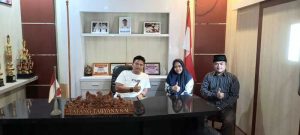 Pertemuan Tatang Taryana, Rosma Delisma dan Aa Komara dalam persiapan keberangkatan 10 anak bertalenta ke Malaysia. (1)