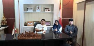 Pertemuan Tatang Taryana, Rosma Delisma dan Aa Komara dalam persiapan keberangkatan 10 anak bertalenta ke Malaysia. (1)