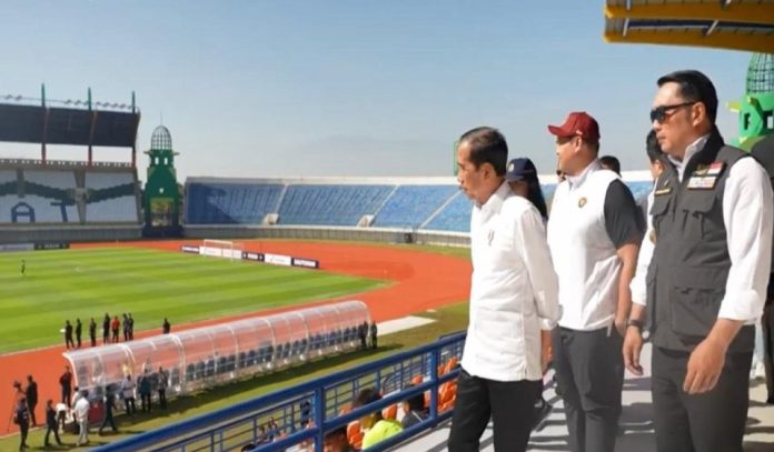 Presiden Jokowi meninjau Stadion Si Jalak Harupat di Bandung