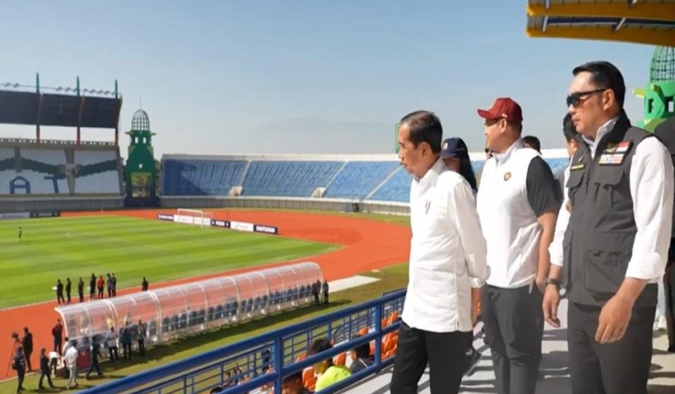 Presiden Jokowi meninjau Stadion Si Jalak Harupat di Bandung