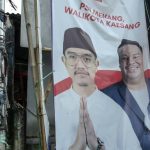 Satpol PP Kota Depok menurunkan baliho bergambar Kaesang