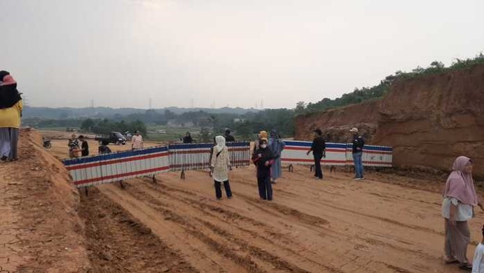 Warga memblokir lokasi pembangunan jalan tol Japek II