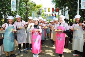 Horeee, Bupati Anne Ratna Mustika Juara Satu Lomba Masak Nasi Goreng