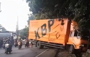 Truk Kontainer Terperosok, Akses Jalan di Cikopo Purwakarta Macet