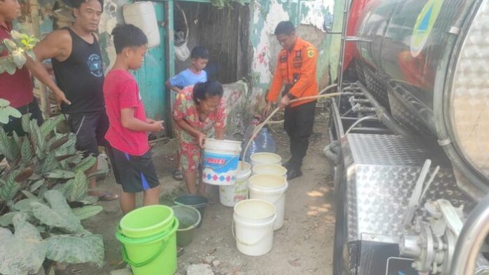 BPBD dan PDAM di Kabupaten Bogor menyalurkan air bersih kepada warga terdampak kekeringan