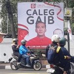 Baliho bergambar Harun Masuki mengenakan seragam PDIP dipampang di kawasan Jakarta