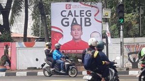 Baliho bergambar Harun Masuki mengenakan seragam PDIP dipampang di kawasan Jakarta