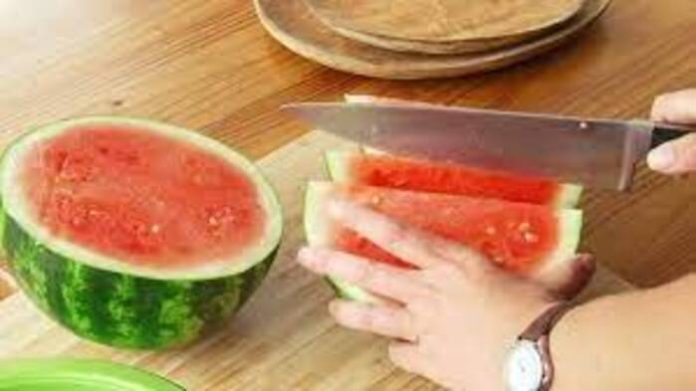 Fakta larangan makan buah semangka saat perut kosong