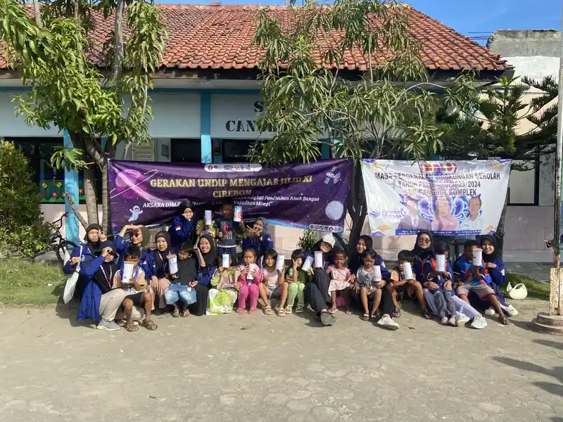 Foto bersama mahasiswa/mahasiswi Undip dengan murid SDN Cangkol 2, Lemahwungkuk, Kota Cirebon dalam kegiatan GUM atau Gerakan Undip Mengajar Jilid XI (Foto: Universitas Dipenogoro)