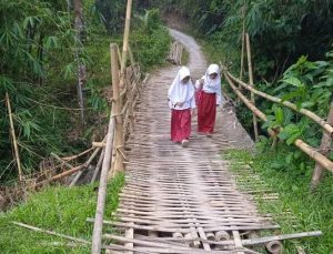Miris, Setiap Hari Pelajar di Cianjur Harus Tantang Bahaya agar Tetap Bisa Bersekolah Karena Ini