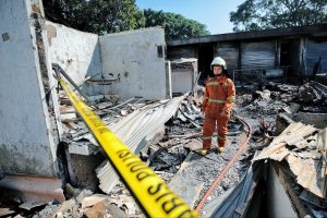 Tim Damkar Dinginkan Sisa Asap Kebakaran Pasar Sadang Serang