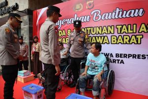 Kunjungan Kerja ke Polres Purwakarta, Kapolda Jabar Serahkan Bantuan Kursi Roda