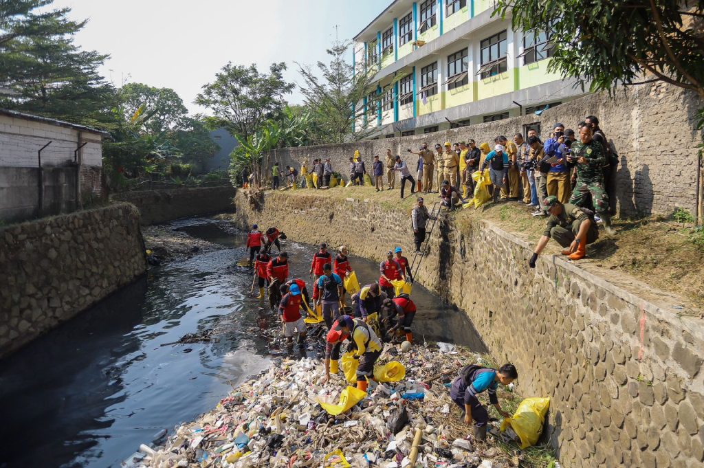 Mumpung Kemarau, Pemkot Bandung Angkat Sedimentasi Sungai