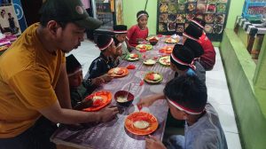 Meriahkan HUT RI Ke-78, Surabi Gapura Kang Dyan Ajak Anak di Purwakarta Lomba Buat Surabi Merah Putih