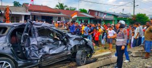 Mobil Ringsek Ditabrak Kereta Api di Tebing Tinggi, Pengemudinya Tewas