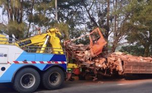 Diduga Rem Blong, Pengemudi Truk Bermuatan Coklat Bubuk Tewas di Tol Cipularang